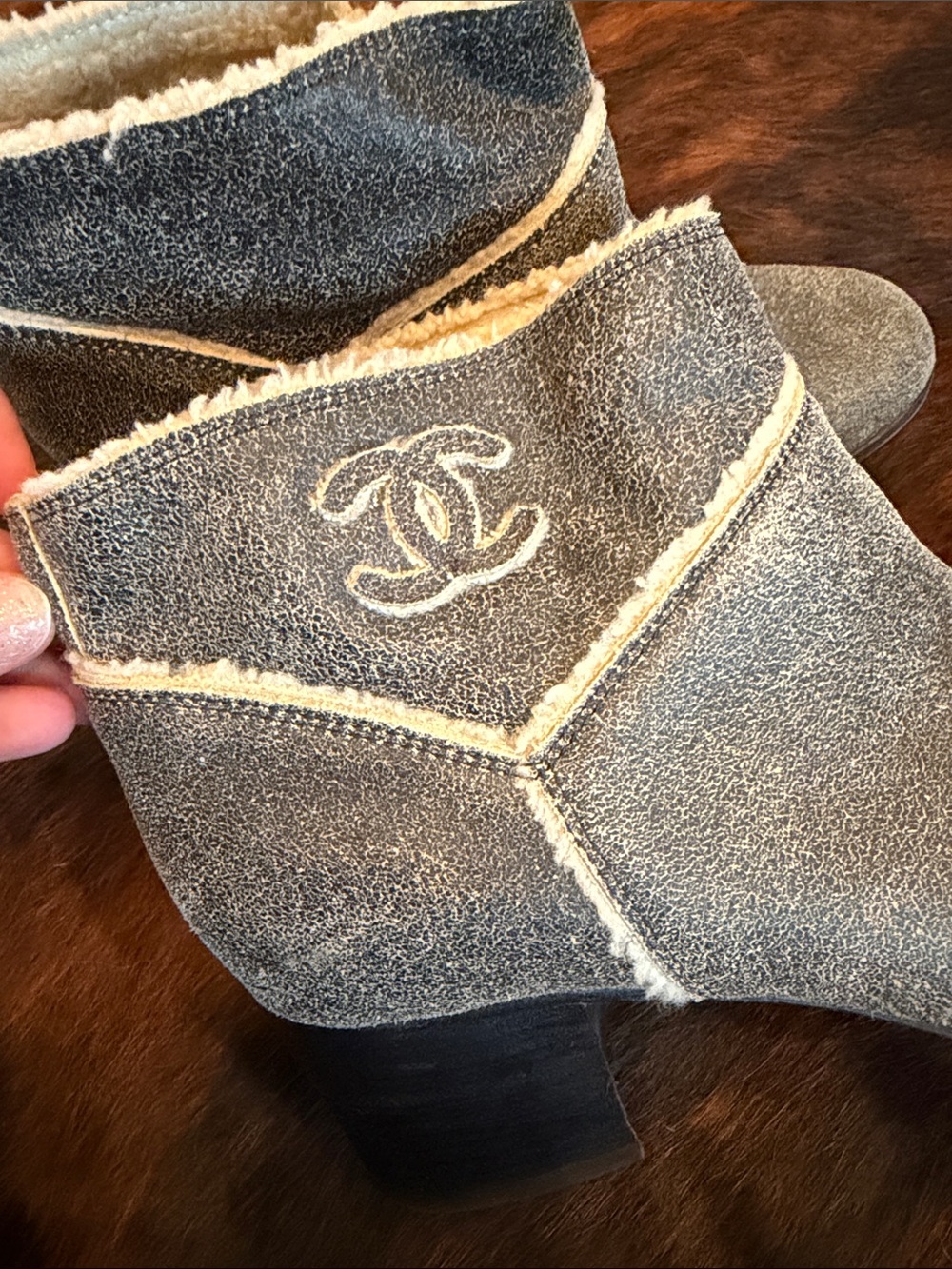 CHANEL Shearling-Lined Suede Ankle Boots in Gray with cream - Picture 4 of 7